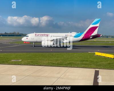 Flugzeug Passagierflugzeug Jet Eurowings Airbus A319-132 D-AGWV in Warteposition auf Rollbahn vor dem Start Stockfoto