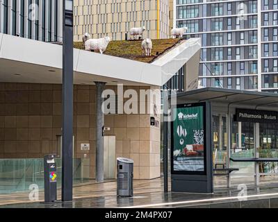 Künstliche Schafe grasen auf dem grünen Dach des Infinity-Einkaufszentrums im Luxemburger Kirchberg-Viertel. Hinten beim Europäischen Gerichtshof Stockfoto