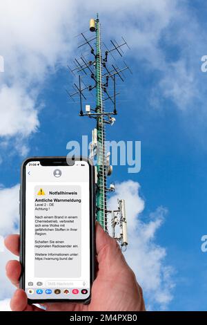 Symbolisches Bild Zellübertragung, Warndienst über Mobiltelefon, per SMS, an alle Geräte im Bereich der Funkzellen, Übertragungsmasten, welche Stockfoto