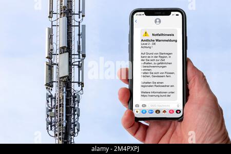 Symbolisches Bild Zellübertragung, Warndienst über Mobiltelefon, per SMS, an alle Geräte im Bereich der Funkzellen, Übertragungsmasten, welche Stockfoto