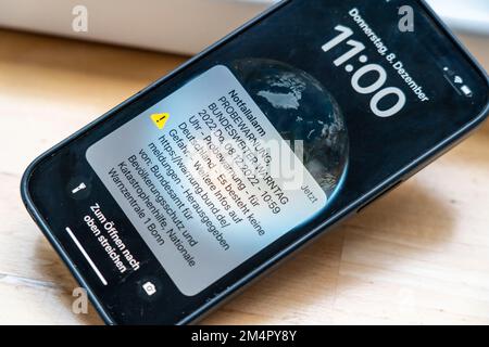 Warntag, 08.12.22 in Deutschland, erste Versuchswarnung per Mobilfunkübertragung, automatische Alarmierung der Bevölkerung im Notfall, per SMS an Handy Stockfoto