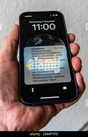 Warntag, 08.12.22 in Deutschland, erste Versuchswarnung per Mobilfunkübertragung, automatische Alarmierung der Bevölkerung im Notfall, per SMS an Handy Stockfoto