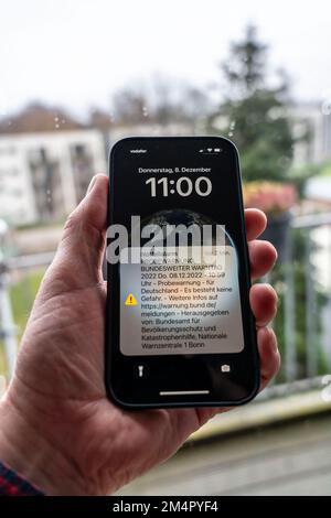 Warntag, 08.12.22 in Deutschland, erste Versuchswarnung per Mobilfunkübertragung, automatische Alarmierung der Bevölkerung im Notfall, per SMS an Handy Stockfoto