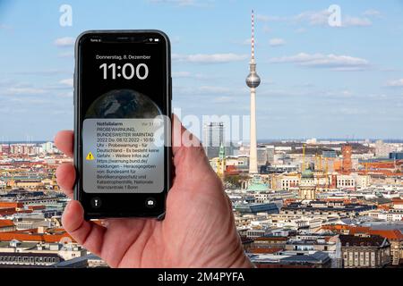 Warntag, 08.12.22 in Deutschland, erste Versuchswarnung per Mobilfunkübertragung, automatische Alarmierung der Bevölkerung im Notfall, per SMS an Handy Stockfoto