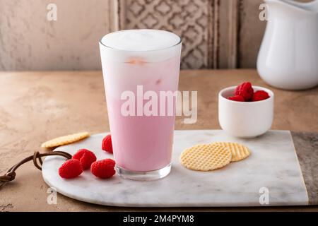 Erdbeermilchgetränk mit kaltem Schaum in einem hohen Glas Stockfoto