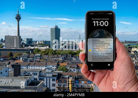 Warntag, 08.12.22 in Deutschland, erste Versuchswarnung per Mobilfunkübertragung, automatische Alarmierung der Bevölkerung im Notfall, per SMS an Handy Stockfoto