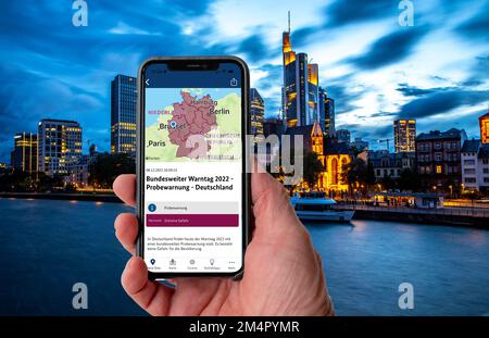 Warntag, 08.12.22 in Deutschland, erste Versuchswarnung per Mobilfunkübertragung, automatische Alarmierung der Bevölkerung im Notfall, per SMS an Handy Stockfoto