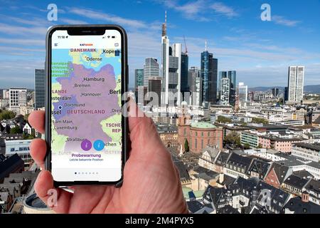 Warntag, 08.12.22 in Deutschland, erste Versuchswarnung per Mobilfunkübertragung, automatische Alarmierung der Bevölkerung im Notfall, per SMS an Handy Stockfoto