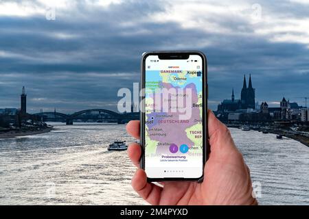 Warntag, 08.12.22 in Deutschland, erste Versuchswarnung per Mobilfunkübertragung, automatische Alarmierung der Bevölkerung im Notfall, per SMS an Handy Stockfoto