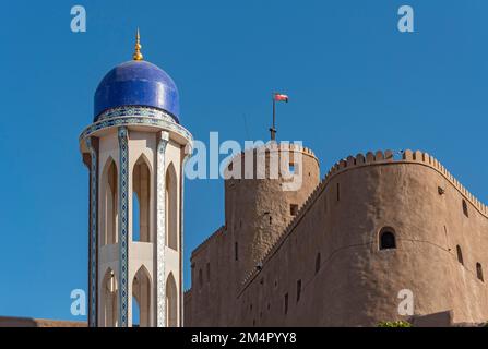 Minarett der Al Khor Moschee und Al-Mirani Fort, Muscat, Oman Stockfoto