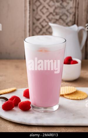 Erdbeermilchgetränk mit kaltem Schaum in einem hohen Glas Stockfoto