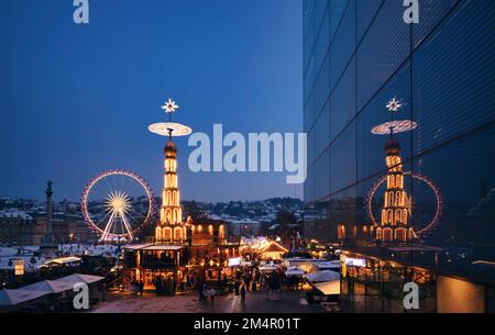 Weihnachtspyramide, Riesenrad, Reflexion im Kunstmuseum, Würfel, Stuttgarter Weihnachtsmarkt, kleiner Schlossplatz, Blue Hour, Stuttgart Stockfoto