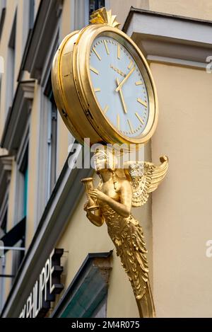 Vergoldete Uhr mit der Göttin der Jahreszeiten, Eunomia of the Horen, Jugendstilschild, Juwelier Huber Shop, Tiffany & Co. Schmuck und Luxus Stockfoto