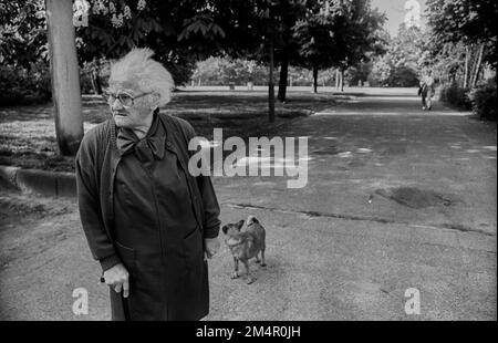 DDR, Berlin, 07. 05. 1989, Monbijoupark, ältere Frau mit Hund Stockfoto