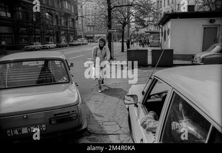 DDR, Berlin, 24. 04. 1989, Oranienburger Tor, Oranienburger Straße, Linienstraße, Frau, Autos Stockfoto