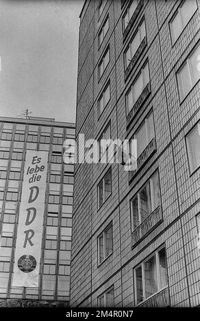 DDR, Berlin, 07. 10. 1988, Banner: Lang lebe der Stockfoto