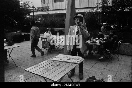 DDR, Berlin, 07. 10. 1988, die Nachtigall von Ramersdorf (Schauspieler Friedrich Steinhauer) mit Harmonika. . 39. Jahre Stockfoto