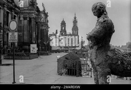 DDR, Dresden, 12. 06. 1989, Frühjahrsausstellung der Dresdner Kunststudenten, Centaur, Bruehlsche Terrasse, links: Dresdner Hochschule der Schönen Künste, Hintergrund: Stockfoto