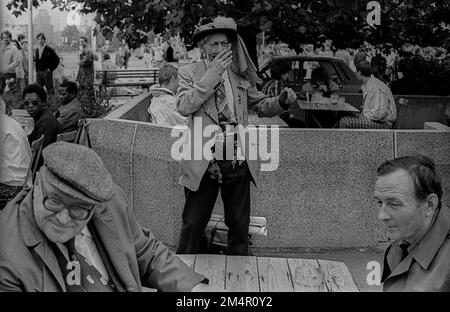 DDR, Berlin, 07. 10. 1988, die Nachtigall von Ramersdorf (Schauspieler Friedrich Steinhauer) mit Harmonika. . 39. Jahre Stockfoto