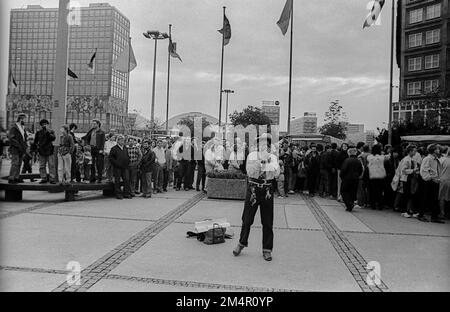 DDR, Berlin, 07. 10. 1988, die Nachtigall von Ramersdorf (Schauspieler Friedrich Steinhauer) mit Harmonika. . 39. Jahre Stockfoto