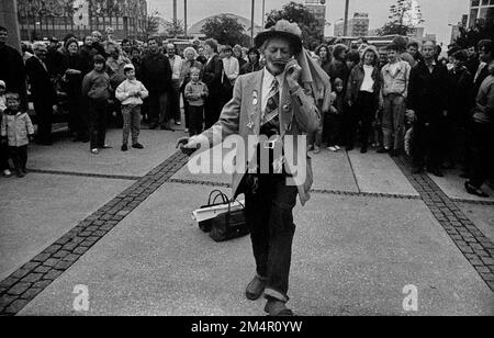 DDR, Berlin, 07. 10. 1988, die Nachtigall von Ramersdorf (Schauspieler Friedrich Steinhauer) mit Harmonika. . 39. Jahre Stockfoto