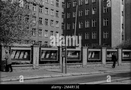 DDR, Berlin, 23. 04. 1989, VEB Verlag Technik, Oranienburger Straße, Anzeigetafeln Stockfoto