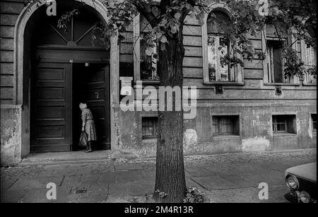 DDR, Berlin, 07. 05. 1989, Oranienburger Straße, ältere Frau, Haustür Stockfoto