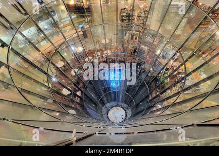 Glastrichter, ein Detail des Innendesigns in den Kaufhäusern Galeries Lafayette in Berlin Stockfoto