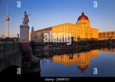 Humboldt-Forum mit Palastbrücke und Fernsehturm im späten Abendlicht, Berlin Stockfoto