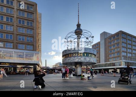 Urania Weltzeituhr mit Fernsehturm, Alexanderplatz, Berlin Mitte, Berlin, Deutschland Stockfoto