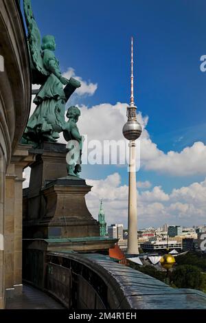 Der Fernsehturm von der Aussichtsplattform des Berliner Doms, Mitte, Berlin, Deutschland Stockfoto