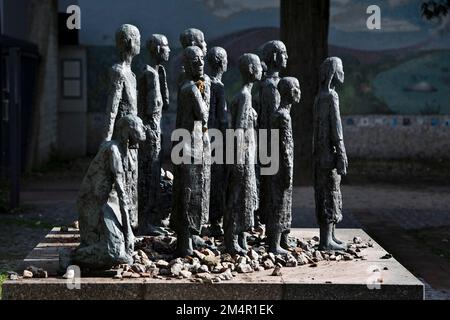 Skulpturengruppe vor dem jüdischen Friedhof Schoenhauser Allee, Berlin Stockfoto