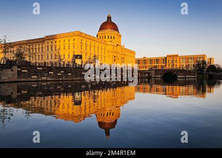 Humboldt-Forum mit Spree im späten Abendlicht, Berlin Stockfoto