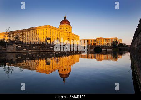 Humboldt-Forum mit Spree im späten Abendlicht, Berlin Stockfoto