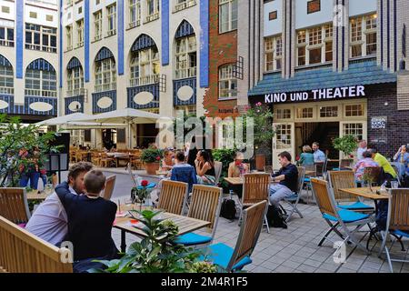 Hackesche Hoefe, Menschen im 1. Hof, Endellscher Hof, Berlin-Mitte, Berlin, Deutschland Stockfoto