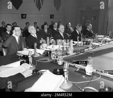 Ole Bjorn-Entwurf, dänischer Außenminister, Vorsitzender des Nordatlantikrates 1952-53, auf der Konferenz und Pressekonferenz. Fotos von Marshall-Plan-Programmen, Ausstellungen und Personal Stockfoto