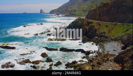 Blick auf die azurblaue Atlantikküste in Taganana, Teneriffa, Kanarische Inseln, Spanien. Bergkette. Schäumende Wellen treffen auf die felsige Küste. Schwarzer Stein Stockfoto