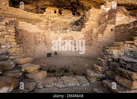 Runder Eingang zu Kiva in Cliff Dwelling im Mesa Verde National Park Stockfoto