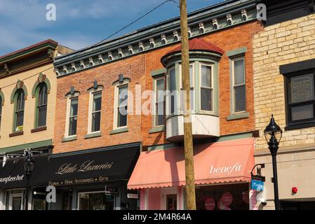 Naperville, Illinois - USA - 15. September 2022: Außenansicht alter Backsteingebäude und Schaufensterfronten in Naperville, Illinois, USA. Stockfoto