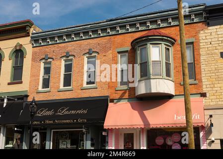 Naperville, Illinois - USA - 15. September 2022: Außenansicht alter Backsteingebäude und Schaufensterfronten in Naperville, Illinois, USA. Stockfoto