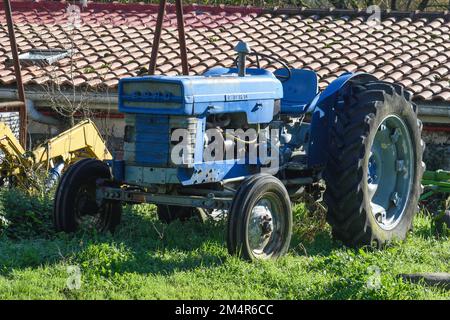 Ein alter verlassener Traktor auf einem Hof Stockfoto