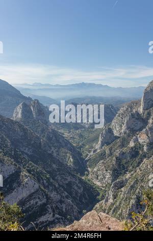 Ein atemberaubender Blick auf die felsigen Berge in Catalina, Kantabrien, Spanien Stockfoto