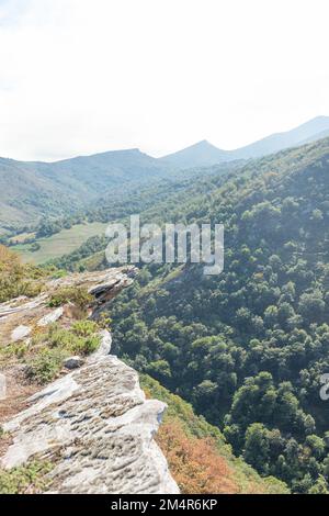 Ein atemberaubender Blick auf die felsigen Berge in Catalina, Kantabrien, Spanien Stockfoto