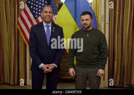 Kredit: Ukrainischer Ratsvorsitz/Pressestelle des ukrainischen Präsidenten/Alamy Live NewsWashington, Vereinigte Staaten. 21. Dezember 2022. Der ukrainische Präsident Volodymyr Zelenskyy, rechts, posiert mit dem gewählten Anführer der Minderheit des Hauses, Repr. Hakeem Jeffries von New York, während seines Besuchs beim US-Kongress am Capitol Hill am 21. Dezember 2022 in Washington, DC Stockfoto