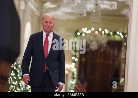 Washington, DC, USA. 22. Dezember 2022. Präsident Joe Biden bereitet sich darauf vor, im Vorfeld des Weihnachtswochenendes am Donnerstag, den 22. Dezember 2022, im Weißen Haus in Washington, DC, Festtagsreden zu halten. Foto: Jemal Countess/UPI Credit: UPI/Alamy Live News Stockfoto