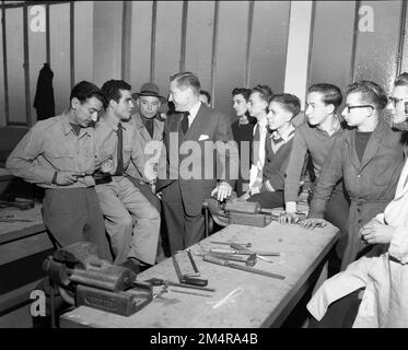 Beamte - Barry Bingham, Leiter der EAC-Mission in Frankreich, besucht Schulen. Fotos von Marshall-Plan-Programmen, Ausstellungen und Personal Stockfoto