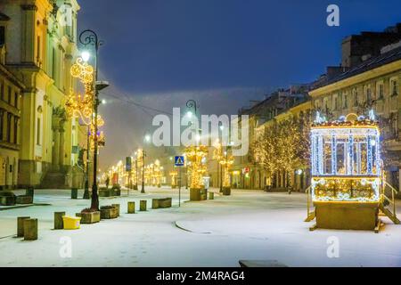 Bald Weihnachten! Ein winterliches Märchen - Schnee fällt! Einige Figuren aus Lichtern in der Fußgängerzone Krakowskie Przedmiescie in Down to Stockfoto