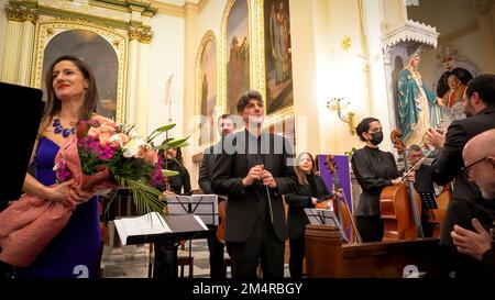 Izmir, Türkei, Türkei. 21. Dezember 2022. Das Weihnachtskonzert, organisiert von Valerio Giorgio, Konsul von Italien in Izmir, ausgerichtet von St. John's Cathedral, wurde unter Beteiligung vieler türkischer und italienischer Musikliebhaber und Gäste abgehalten. In dem Konzert wurde Izmir Strings Ensemble von Sopran Ferda Konya D'Ovidio begleitet, während Dirigent Francesco D'Ovidio das klassische Musikkonzert leitete. (Kreditbild: © Idil Toffolo/Pacific Press via ZUMA Press Wire) Stockfoto