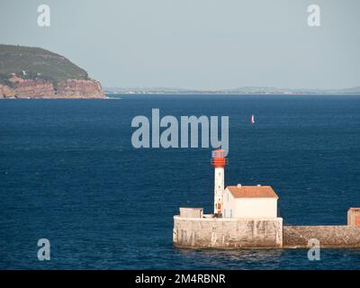 Der Blick auf den Leuchtturm Port of Toulon an der Hafeneingangswand in La Seyne-Sur-Mer, Frankreich Stockfoto