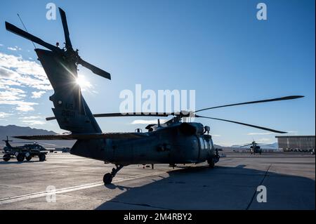 Ein HH-60G Pave Hawk, dem 88. Test- und Evaluierungsgeschwader zugeteilt, sitzt am 13. Dezember 2022 auf dem Luftwaffenstützpunkt Nellis, Nevada. Die Hauptaufgabe der HH-60G besteht darin, Tag- und Nachtoperationen zur Bergung von Personal in feindlichen Umgebungen durchzuführen, um isoliertes Personal während des Krieges zu Bergen. (USA Air Force Foto von Airman 1. Class Josey Blades) Stockfoto